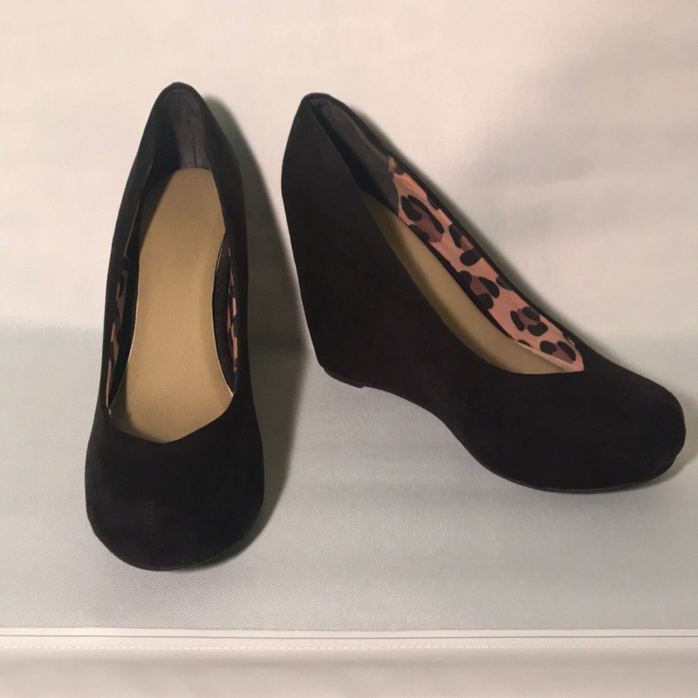 Simple Black Wedges!